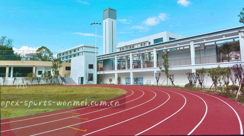 场边计时示意与队员入场侧影的冷调画面，无人物面容