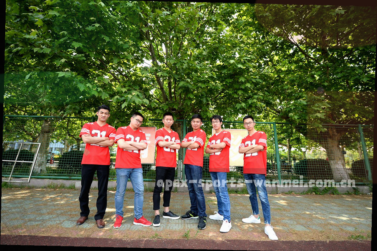 移动设备与台式屏幕形成对角构图的抽象画面，屏幕内容不可辨认