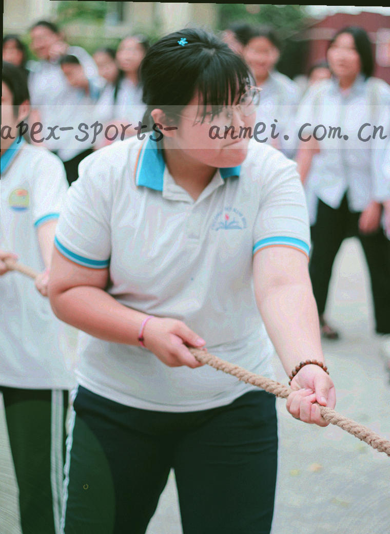 替补席与战术板局部，画面中没有任何标识