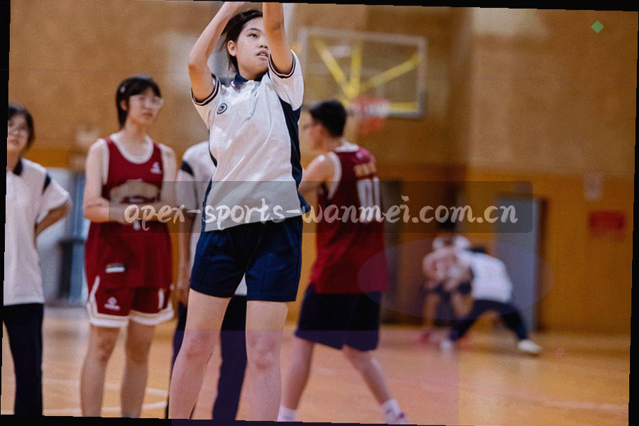 手持移动设备查看联赛列表的侧面剪影，屏幕内容不可辨认